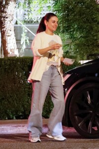 mila-kunis-leaves-san-vicente-bungalows-in-west-hollywood-05-22-2024-2.jpg
