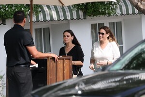 mila-kunis-out-for-lunch-with-a-friend-at-soho-house-in-los-angeles-10-17-2024-0.jpg