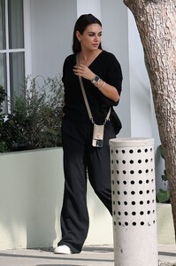 mila-kunis-out-for-lunch-with-a-friend-at-soho-house-in-los-angeles-10-17-2024-4.jpg