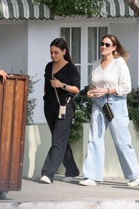 mila-kunis-out-for-lunch-with-a-friend-at-soho-house-in-los-angeles-10-17-2024-6.jpg