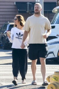 minka-kelly-and-dan-reynolds-on-a-coffee-date-in-los-feliz-10-26-2024-1.jpg