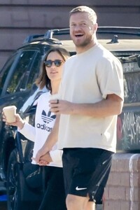 minka-kelly-and-dan-reynolds-on-a-coffee-date-in-los-feliz-10-26-2024-5.jpg