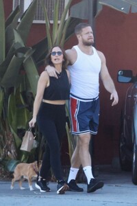 minka-kelly-and-dan-reynolds-on-a-saturday-lunch-outing-in-los-feliz-10-05-2024-4.jpg