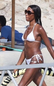 naomi-campbell-in-bikini-at-a-beach-in-mykonos-08-23-2024-2.jpg