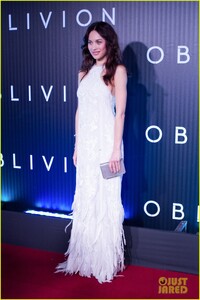 olga-kurylenko-andrea-riseborough-oblivion-brazil-premiere-12.jpg