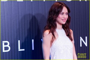 olga-kurylenko-andrea-riseborough-oblivion-brazil-premiere-13.jpg