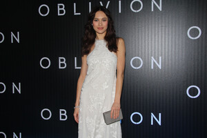olgakurylenko-rio-premiere-mar27-7.jpg