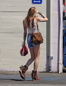 paris-jackson-in-denim-shorts-shopping-at-a-thrift-store-in-los-angeles-08-29-2024-3.jpg