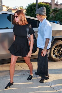 pregnant-hailey-bieber-arrives-at-a-churchome-service-at-saban-theatre-in-beverly-hills-06-26-2024-2.jpg