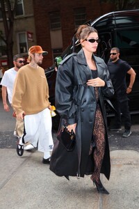 pregnant-hailey-bieber-out-for-dinner-with-justin-bieber-and-justine-skye-in-new-york-06-22-2024-2.jpg