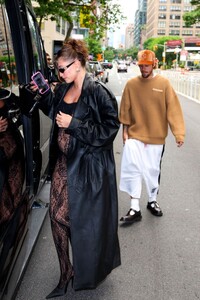 pregnant-hailey-bieber-out-for-dinner-with-justin-bieber-and-justine-skye-in-new-york-06-22-2024-4.jpg