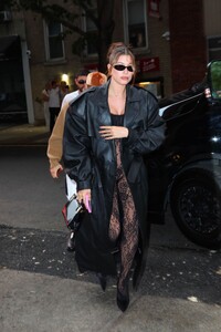 pregnant-hailey-bieber-out-for-dinner-with-justin-bieber-and-justine-skye-in-new-york-06-22-2024-5.jpg