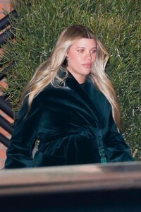pregnant-sofia-richie-leaves-nb44-party-in-beverly-hills-04-05-2024-2.jpg