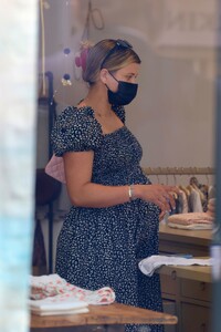 pregnant-sofia-richie-shopping-for-baby-clothes-in-beverly-hills-04-10-2024-3.jpg