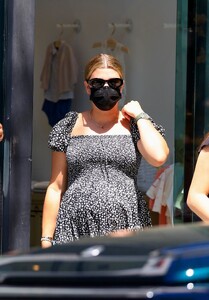 pregnant-sofia-richie-shopping-for-baby-clothes-in-beverly-hills-04-10-2024-4.jpg