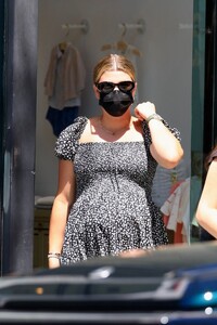 pregnant-sofia-richie-shopping-for-baby-clothes-in-beverly-hills-04-10-2024-5.jpg