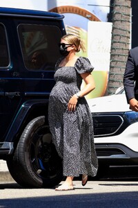 pregnant-sofia-richie-shopping-for-baby-clothes-in-beverly-hills-04-10-2024-6.jpg