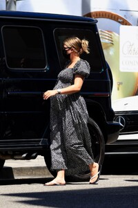 pregnant-sofia-richie-shopping-for-baby-clothes-in-beverly-hills-04-10-2024-9.jpg