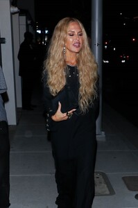 rachel-zoe-leaves-chez-mia-after-dinner-in-west-hollywood-10-05-2024-0.jpg