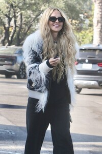 rachel-zoe-our-for-coffee-in-beverly-hills-10-14-2024-0.jpg