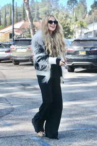 rachel-zoe-our-for-coffee-in-beverly-hills-10-14-2024-1.jpg