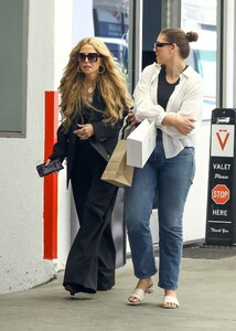 rachel-zoe-out-in-beverly-hills-06-25-2024-2.jpg
