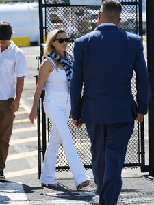 reese-witherspoon-arrives-at-a-heliport-in-new-york-09-02-2024-2.jpg