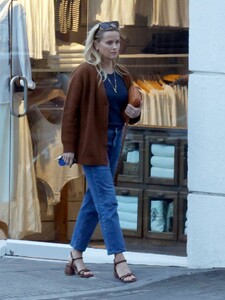 reese-witherspoon-out-shopping-in-los-angeles-08-29-2024-1.thumb.jpg.9fd9ab0659e8d68b1756d645951b06f6.jpg