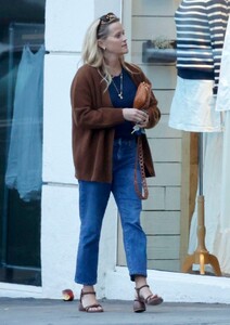 reese-witherspoon-out-shopping-in-los-angeles-08-29-2024-6.thumb.jpg.d715f50f15b2b563738ef6fdf92ce3a7.jpg