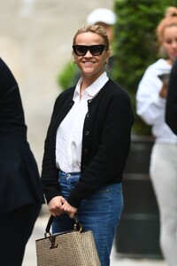 reese-witherspoon-out-with-her-son-deacon-in-new-york-05-13-2024-2.thumb.jpg.8ed94f69b982c741a3495dddff9c099a.jpg