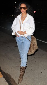 rihanna-s-santa-monica-style-casual-chic-meets-luxury-accessories-12.jpg