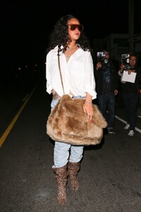 rihanna-s-santa-monica-style-casual-chic-meets-luxury-accessories-7.jpg