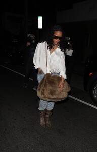 rihanna-s-santa-monica-style-casual-chic-meets-luxury-accessories-8.jpg