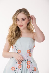 sabrinacarpenter-daily_281029.jpg