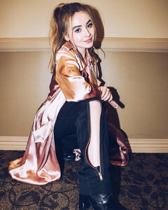 sabrinacarpenter-daily_281029.jpg