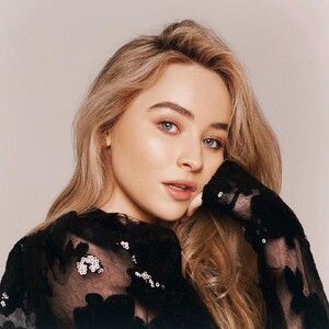 sabrinacarpenter-daily_281029.jpg