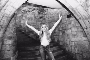 sabrinacarpenter-daily_281229.jpg
