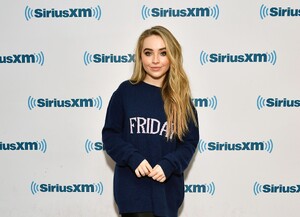 sabrinacarpenter-daily_28129.jpg