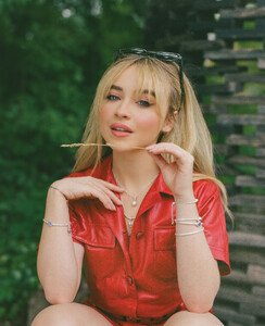 sabrinacarpenter-daily_281529.jpg