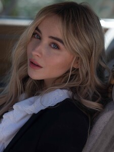 sabrinacarpenter-daily_281829.jpg