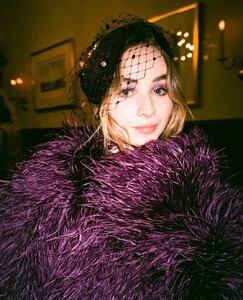 sabrinacarpenter-daily_281929.jpg
