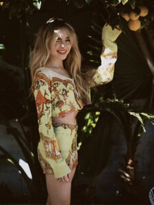 sabrinacarpenter-daily_281929.jpg