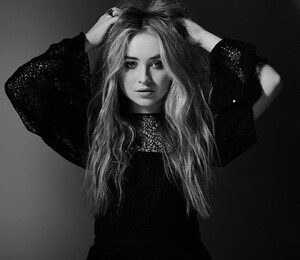 sabrinacarpenter-daily_282229.jpg