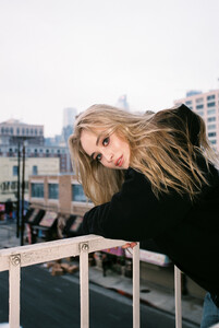 sabrinacarpenter-daily_28229.jpg