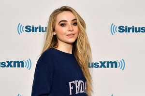 sabrinacarpenter-daily_28229.jpg