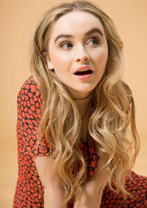 sabrinacarpenter-daily_28229.jpg