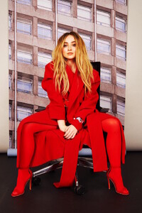 sabrinacarpenter-daily_28229.jpg