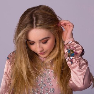 sabrinacarpenter-daily_28329.jpg