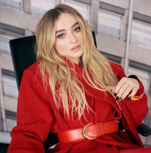 sabrinacarpenter-daily_28329.jpg