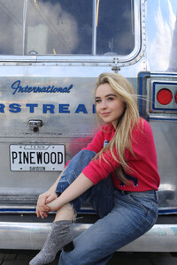 sabrinacarpenter-daily_28729.jpg